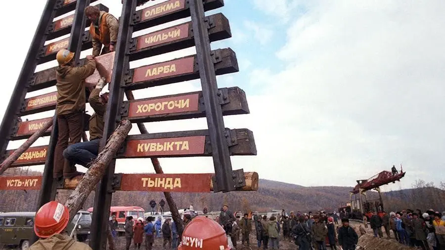 Памятная стела на разъезде Балбухта, где произошла «золотая стыковка» рельсов двух прославленных  бригад монтеров пути И. Варшавского и А. Бондаря. Стела представляет собой два железнодорожных  полотна, устремленных вверх, с перечислением станций западной и восточной части БАМа